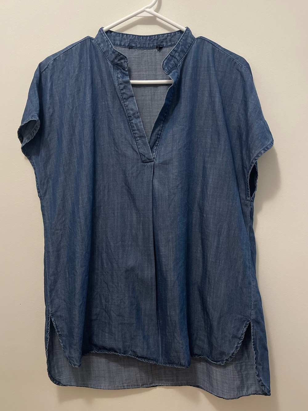 Relaxed Chambray V-Neck Short-Sleeve Blouse - Blue